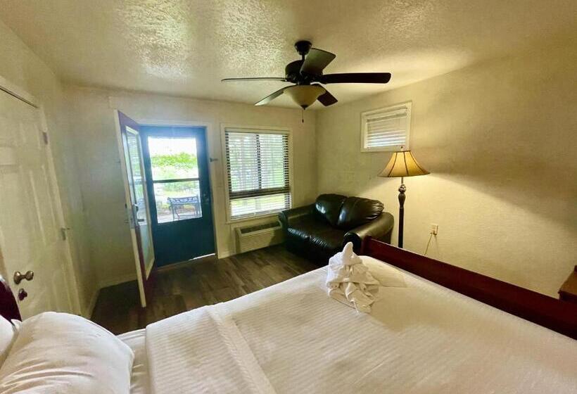 패밀리 룸, Lake View Queen Guest Room With Two Queens, Sleeper Sofa And Deck Overlooking Lake Ouachita, Hotel R