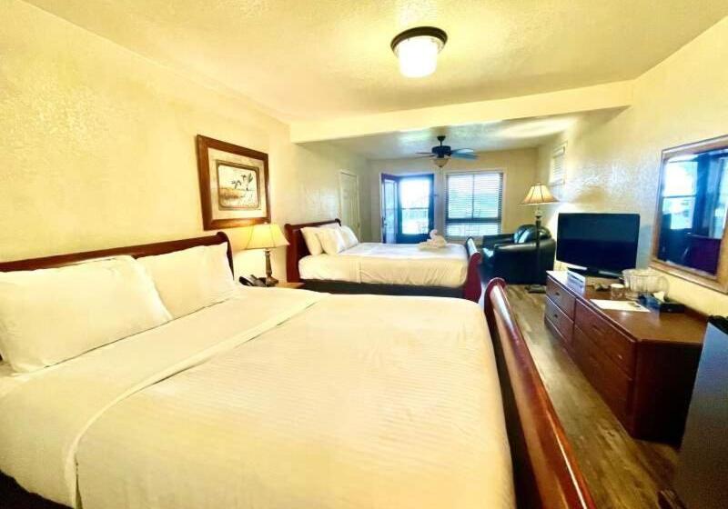 패밀리 룸, Lake View Queen Guest Room With Two Queens, Sleeper Sofa And Deck Overlooking Lake Ouachita, Hotel R