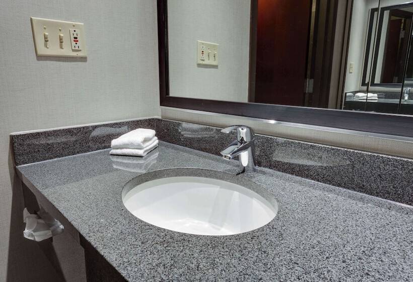 سوییت, Drury Inn & Suites Overland Park