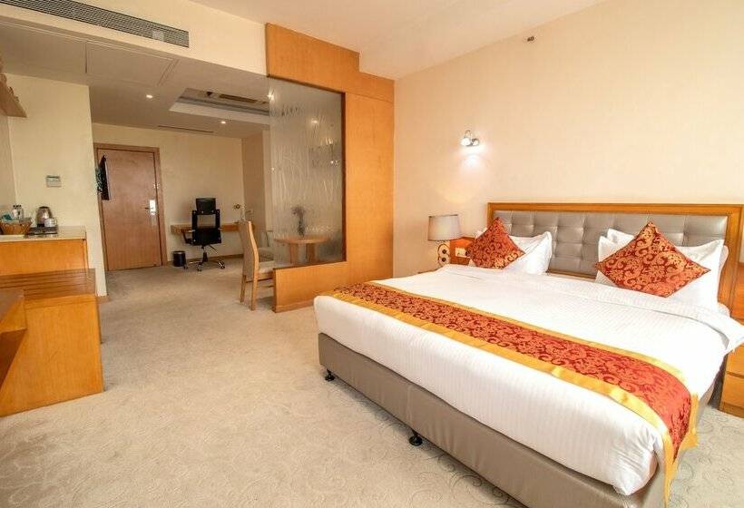 اتاق لوکس با چشم‌انداز شهر, Golden Tulip Westlands Nairobi