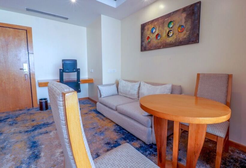 اتاق لوکس با چشم‌انداز شهر, Golden Tulip Westlands Nairobi
