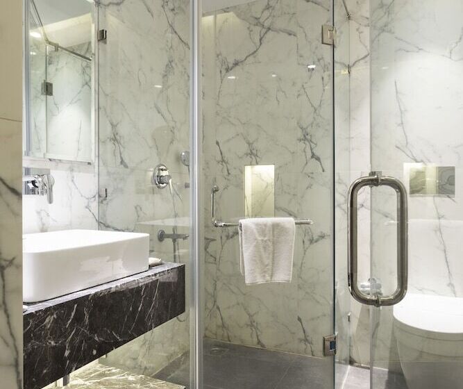 اتاق لوکس, Connaught Royale