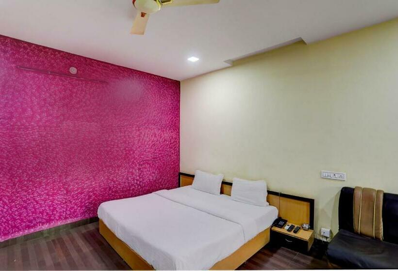 Трехместный Номер Классика, Oyo Hotel Santushti Maharaja