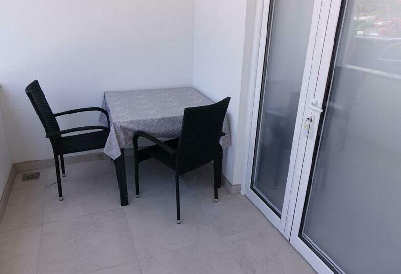 اتاق استاندارد سه تخته با بالکن, Adla Apartmani