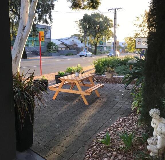 스탠다드 스튜디오, Hello Adelaide Motel And Apartments