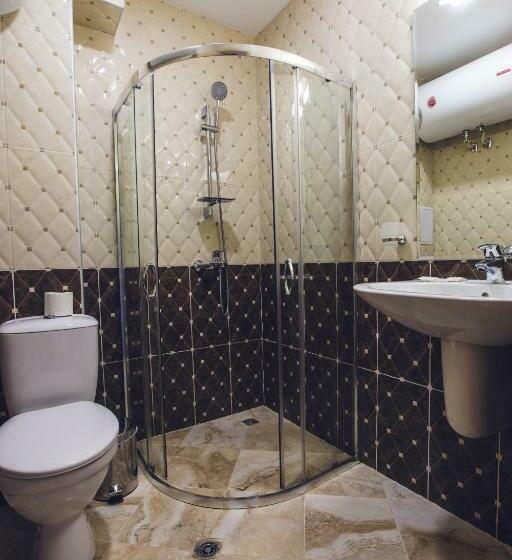 شقة غرفة واحدة, Avenue Deluxe