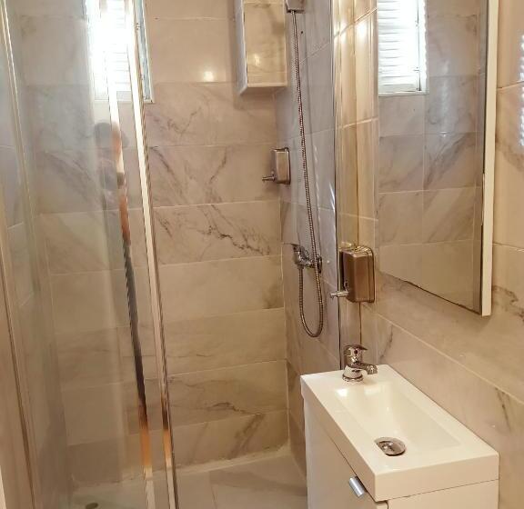 اتاق استاندارد یک تخته با سرویس بهداشتی مشترک, Sylhet Bnb