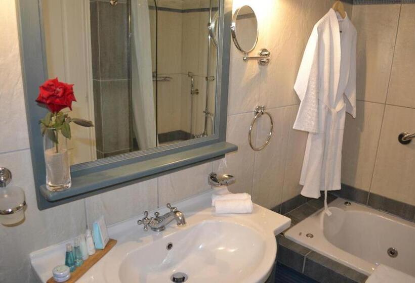 سوییت جونیور با چشم‌انداز جانبی دریا, Delfino Blu Wellness Boutique