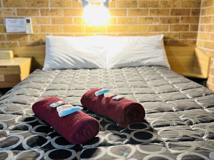 Номер Стандарт, Town And Country Motor Inn