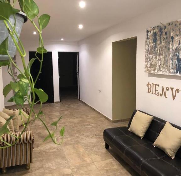 エコノミールーム, Suites Apodaca