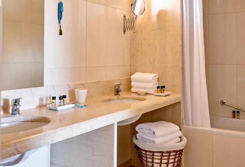 Вилла 3 Спальни с Бассейном, Village Heights Resort