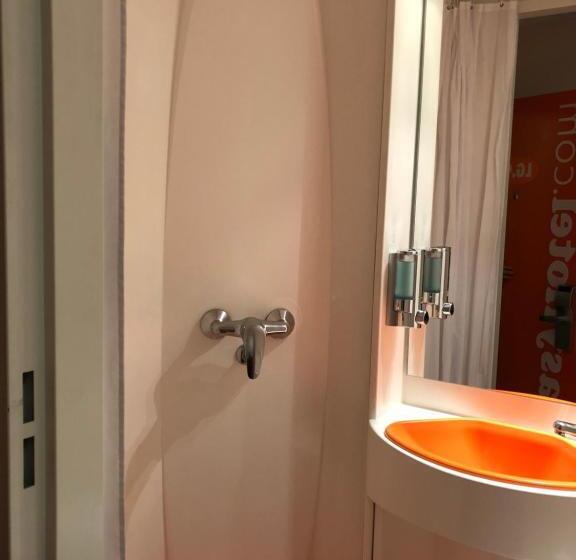 스탠다드 트리플 룸, Easyhotel Victoria