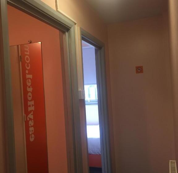 Семейный Номер, Easyhotel Victoria
