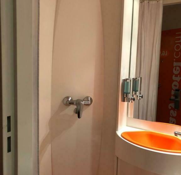 Номер Basic, Easyhotel Victoria