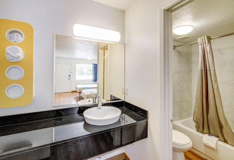 스탠다드 룸 킹사이즈 침대, Motel 6 Waco   Lacy Lakeview