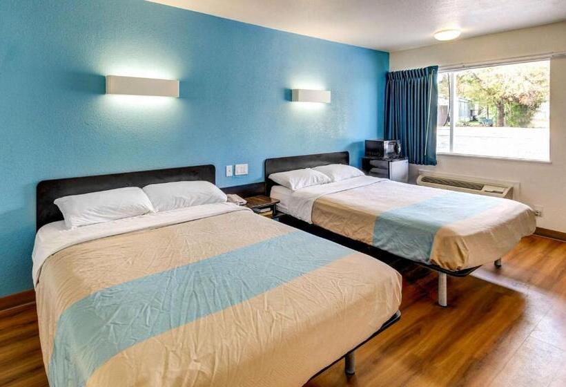 스탠다드 룸, Motel 6 Waco   Lacy Lakeview