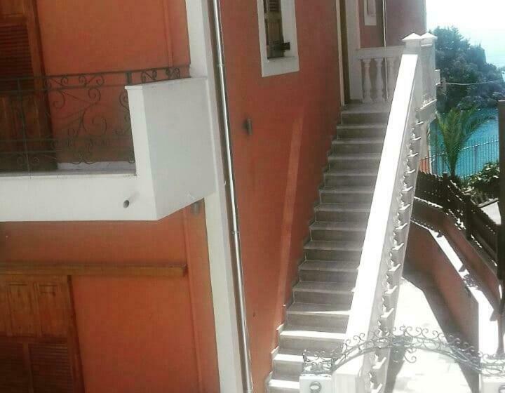 غرفة قياسية مزوَّدة بشُرفة, Sunrise House
