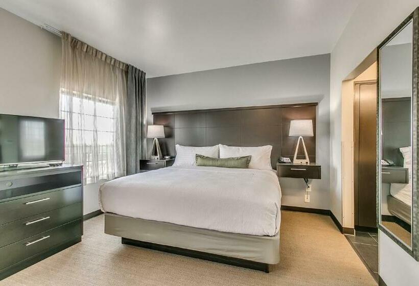带大床的标准工作室, Staybridge Suites Lubbock South, An Ihg
