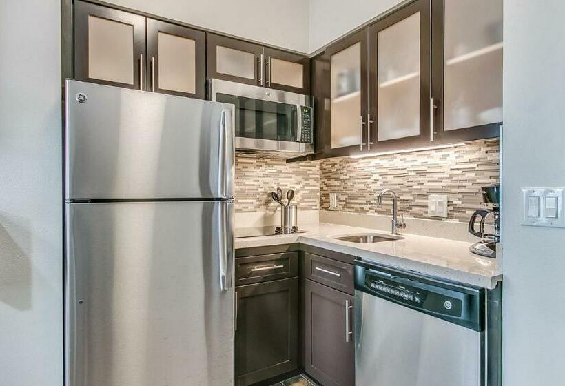 带大床的标准工作室, Staybridge Suites Lubbock South, An Ihg