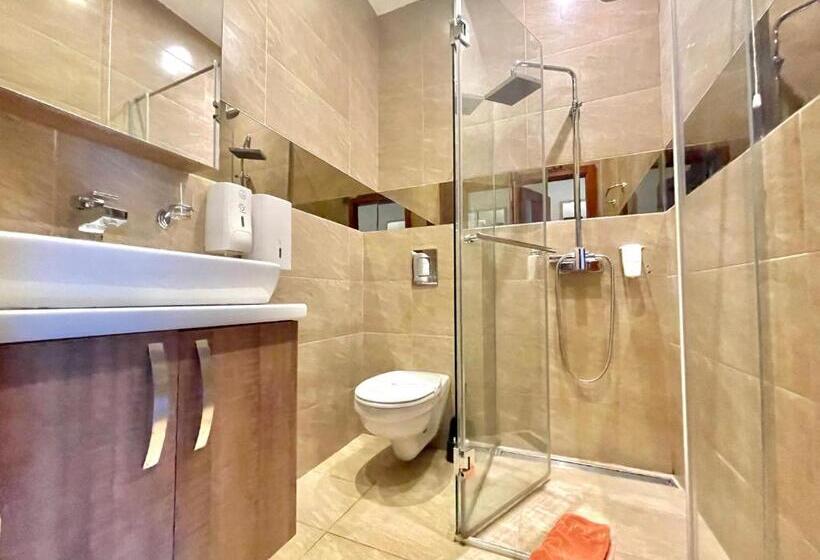 اتاق استاندارد با بالکن, Butua Residence