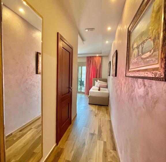 اتاق استاندارد سه تخته با بالکن, Butua Residence
