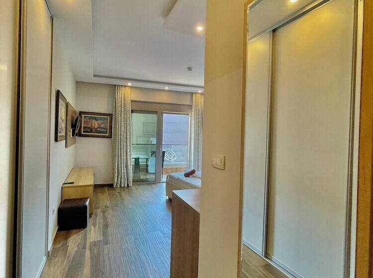 اتاق استاندارد با بالکن, Butua Residence