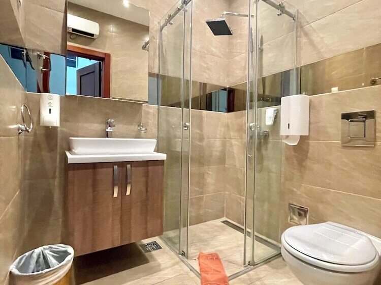 اتاق استاندارد با بالکن, Butua Residence