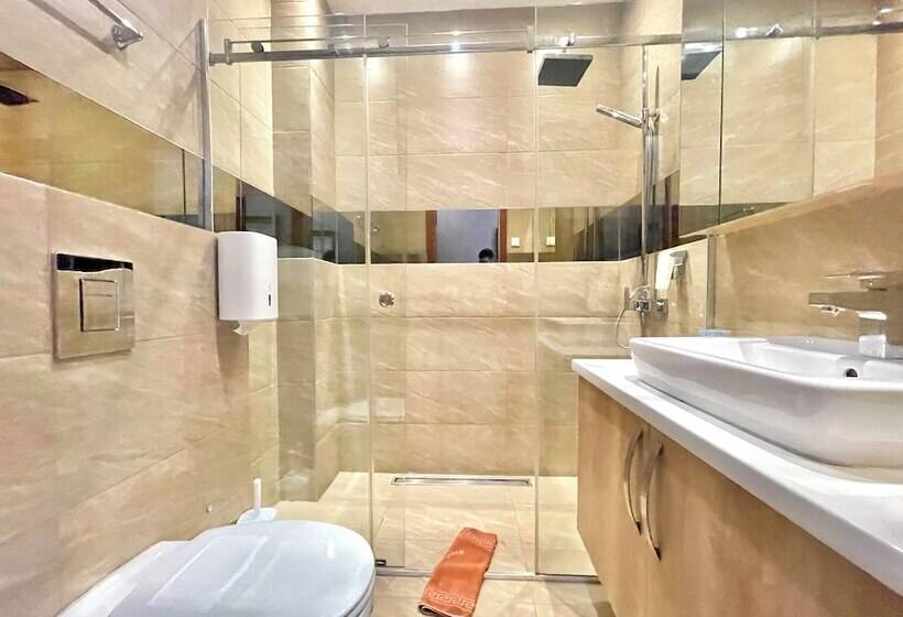 اتاق استاندارد سه تخته با بالکن, Butua Residence