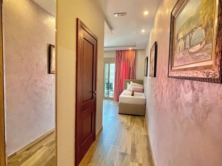 اتاق استاندارد سه تخته با بالکن, Butua Residence