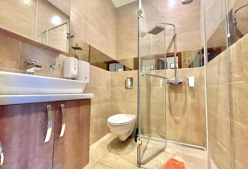 اتاق استاندارد با بالکن, Butua Residence