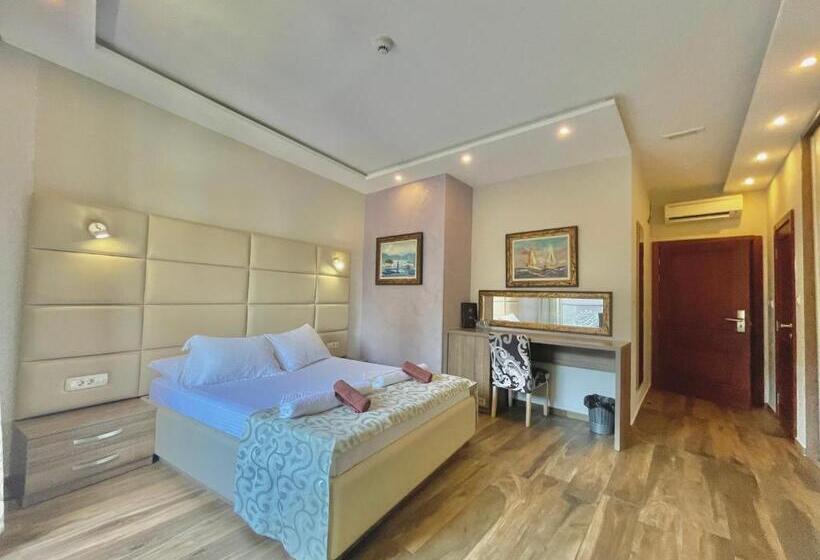 اتاق استاندارد با بالکن, Butua Residence