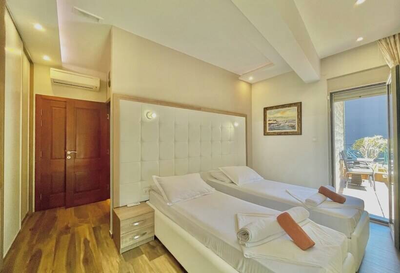 اتاق استاندارد با بالکن, Butua Residence