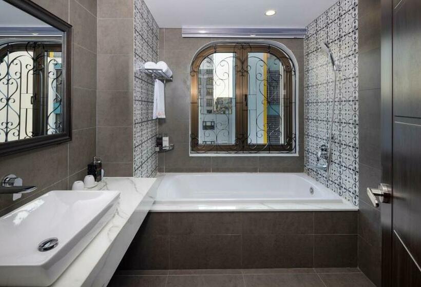 اتاق استاندارد با بالکن, Luxury Hotel Near Da Nang Beach   Charming Beauty