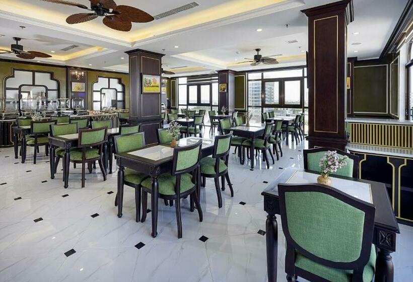 اتاق استاندارد سه تخته با بالکن, Luxury Hotel Near Da Nang Beach   Charming Beauty