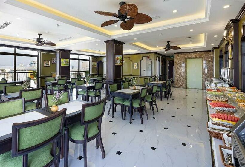 اتاق استاندارد سه تخته با بالکن, Luxury Hotel Near Da Nang Beach   Charming Beauty