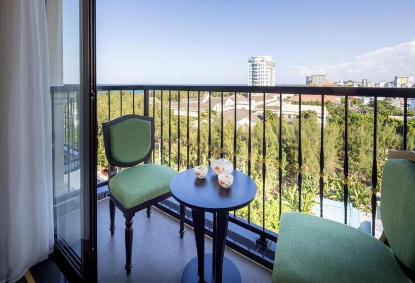 اتاق استاندارد سه تخته با بالکن, Luxury Hotel Near Da Nang Beach   Charming Beauty
