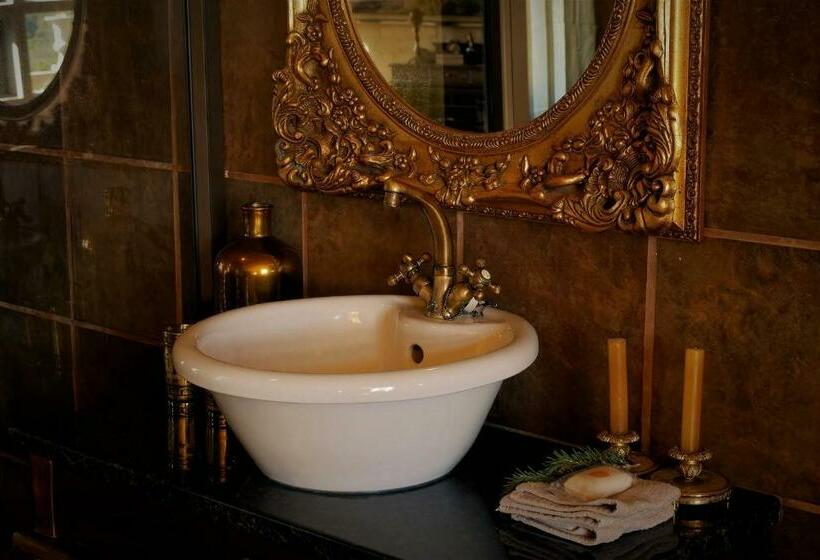 Номер Стандарт, Bygracealone Manor