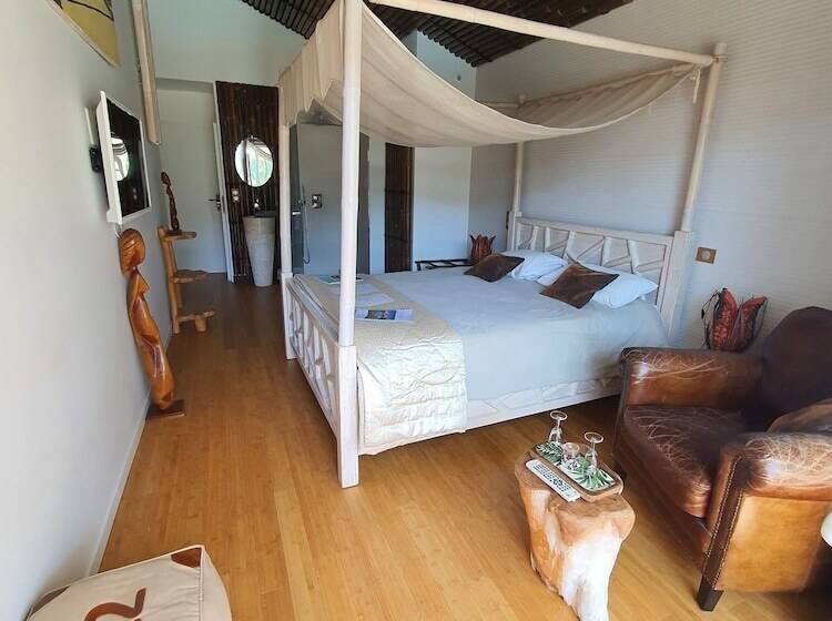 غرفة قياسية مطلّة علي حمام السباحة, Villa Bora Bora