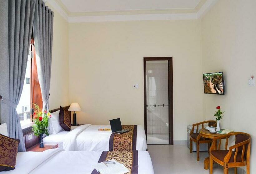 اتاق لوکس با چشم‌انداز شهر, Redrose Villa