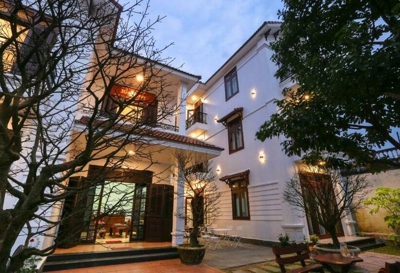 اتاق لوکس با چشم‌انداز شهر, Redrose Villa