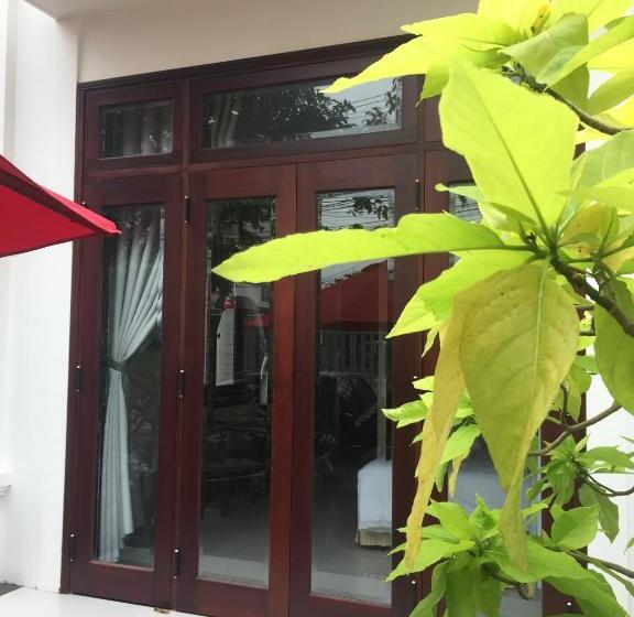 اتاق لوکس با چشم‌انداز باغ, Redrose Villa