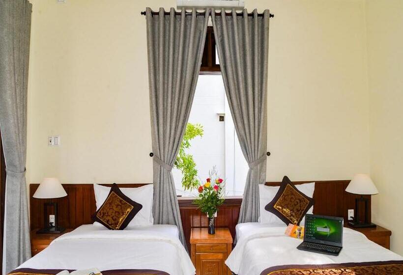 اتاق لوکس با چشم‌انداز باغ, Redrose Villa