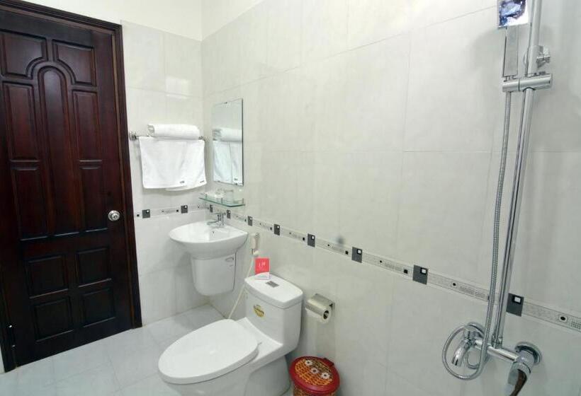 اتاق لوکس با چشم‌انداز باغ, Redrose Villa