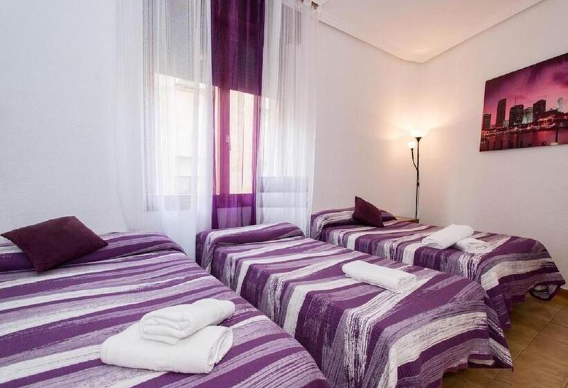اتاق استاندارد سه تخته با سرویس بهداشتی مشترک, Pension Salamanca