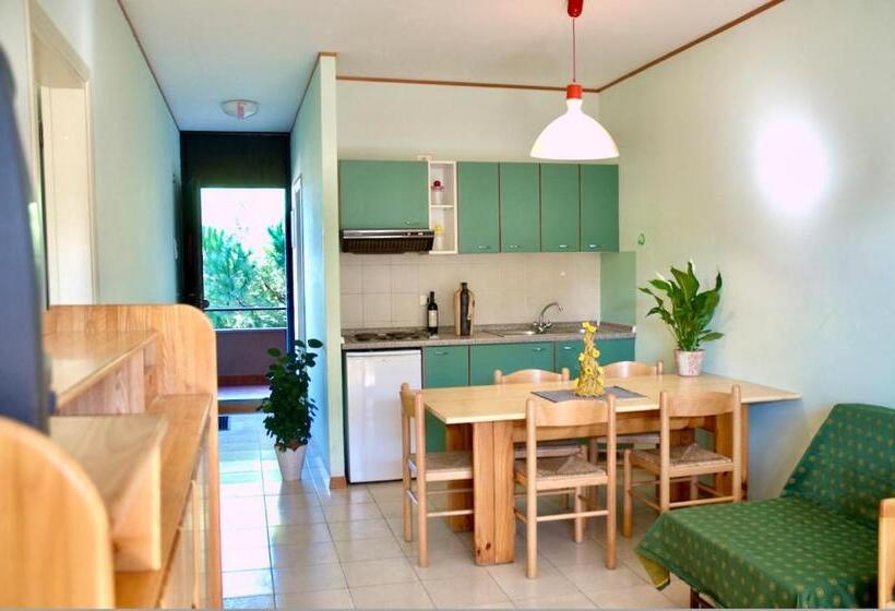 Студио Стандарт с Балконом, Isa Studio 3 Beds In Residence With Swimming Pool Bed And Bath Linen Included