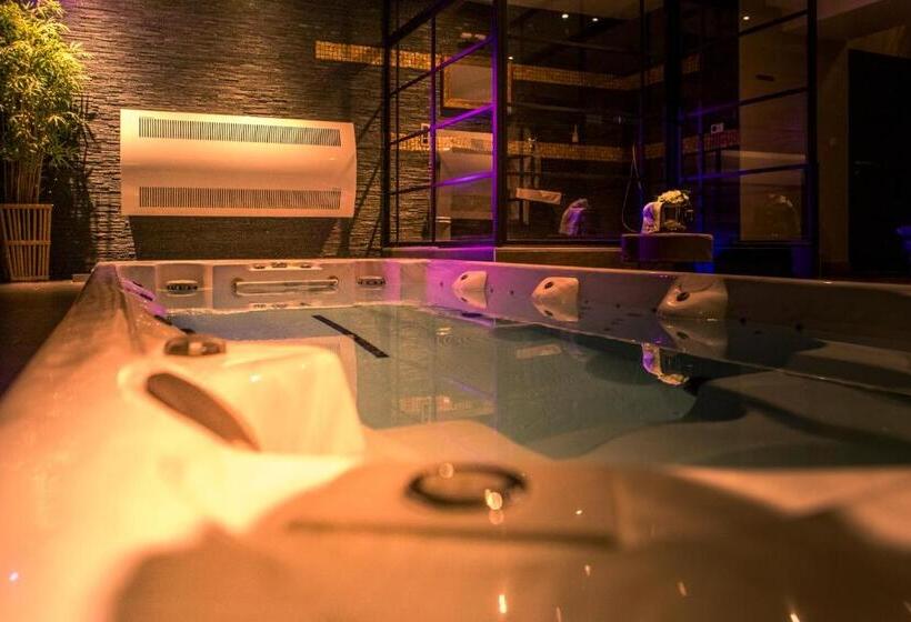 Номер Стандарт Вид на Бассейн, Suite Wellness