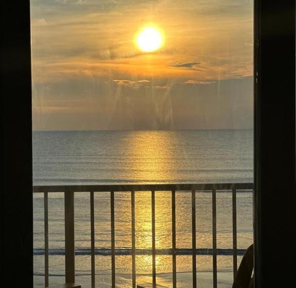 Студио Стандарт с Балконом, Oceanfront Oasis