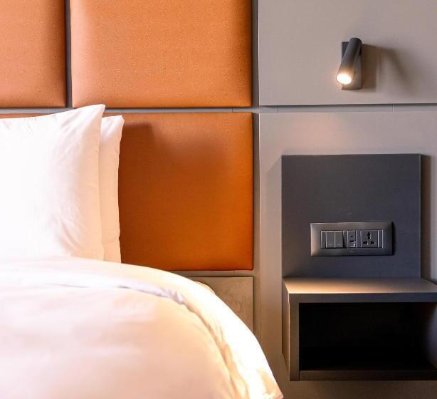 اتاق لوکس با چشم‌انداز شهر, The Londoner Hotel St. Julian S