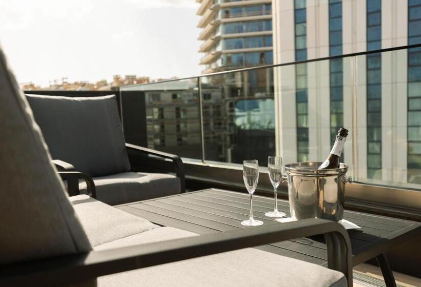 سوئیت جونیور با تراس, The Londoner Hotel St. Julian S