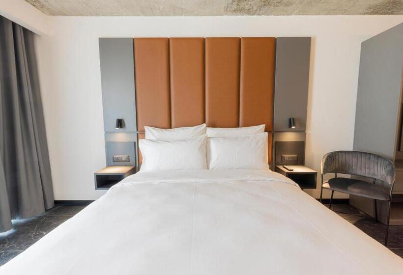 سوئیت جونیور با تراس, The Londoner Hotel St. Julian S